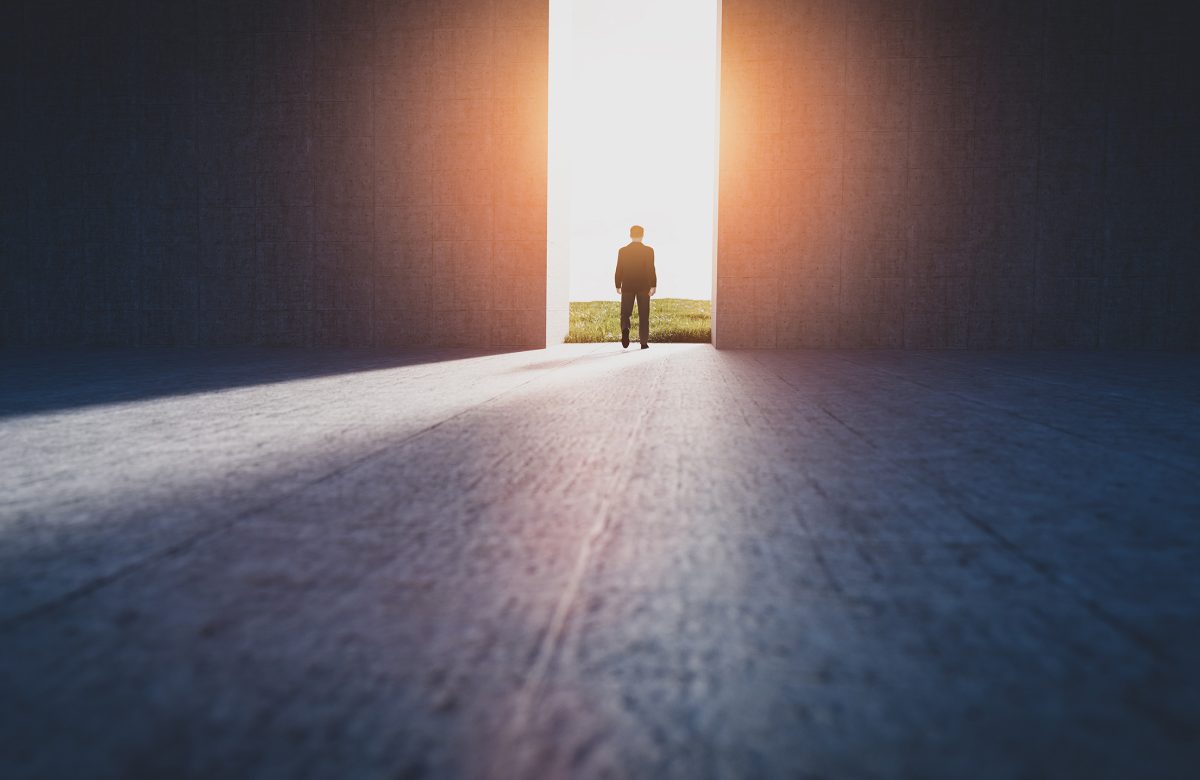 Cómo saber si te estás alejando de Dios: señales bíblicas que todo cristiano debe reconocer